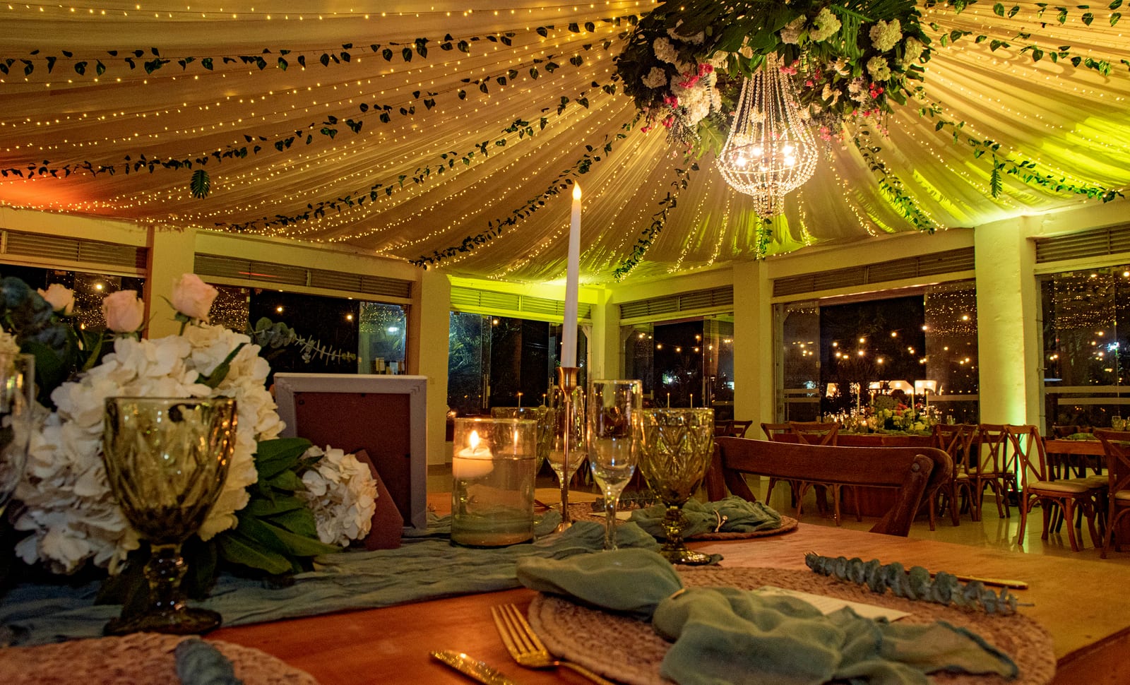 Detalles de salón de bodas premium listo para evento
